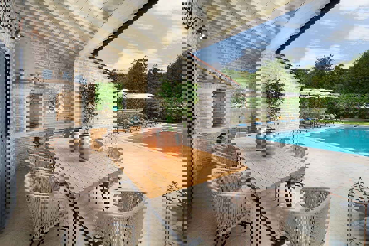 Villa con piscina e campi sportivi nel cuore dell'Istria