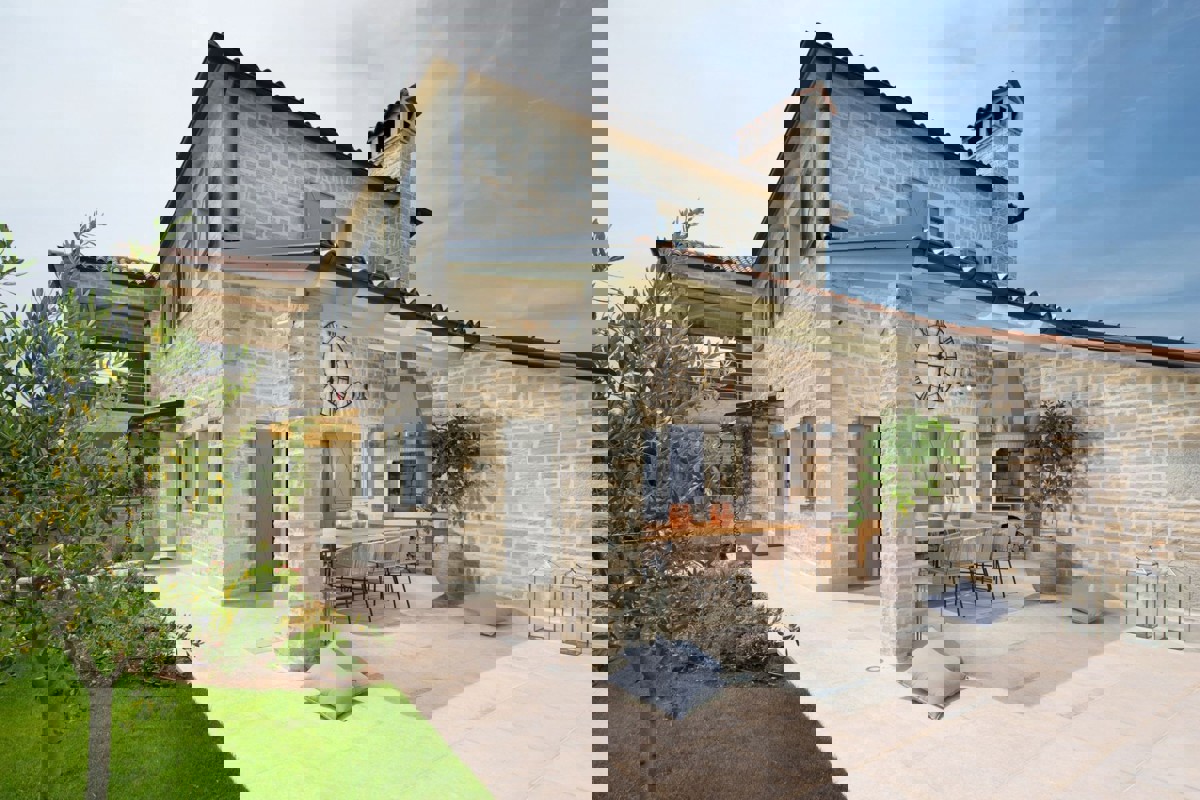 Villa con piscina e campi sportivi nel cuore dell'Istria