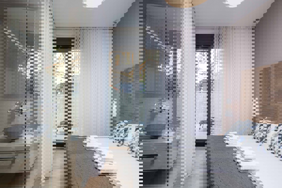 Lussuoso appartamento con due camere da letto in prima fila sul mare