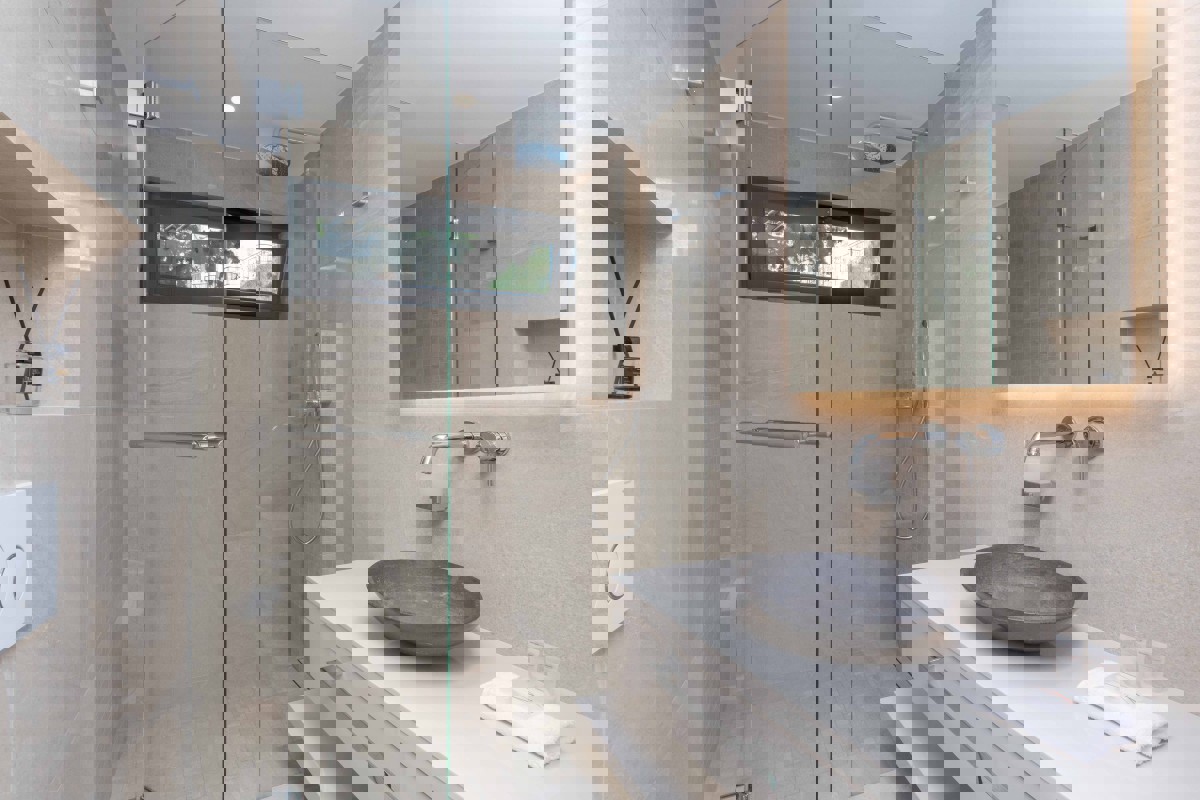 Lussuoso appartamento con due camere da letto in prima fila sul mare