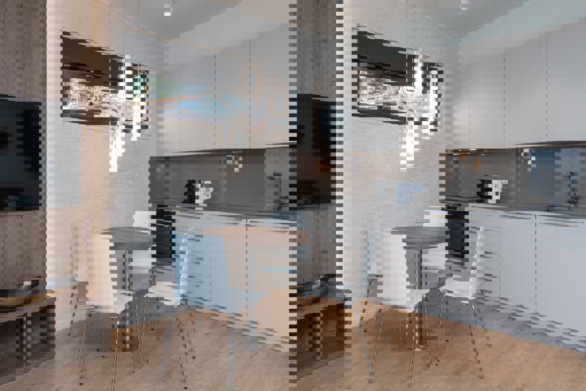 Lussuoso appartamento con due camere da letto in prima fila sul mare