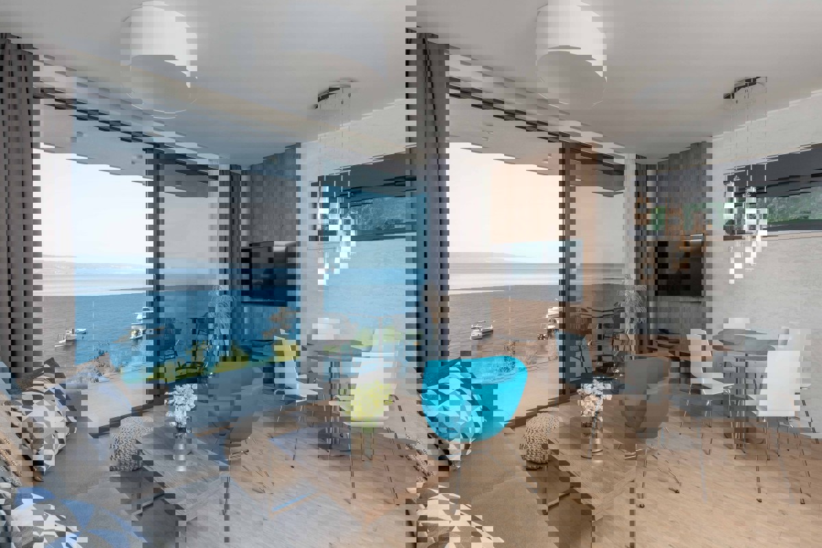 Lussuoso appartamento con due camere da letto in prima fila sul mare