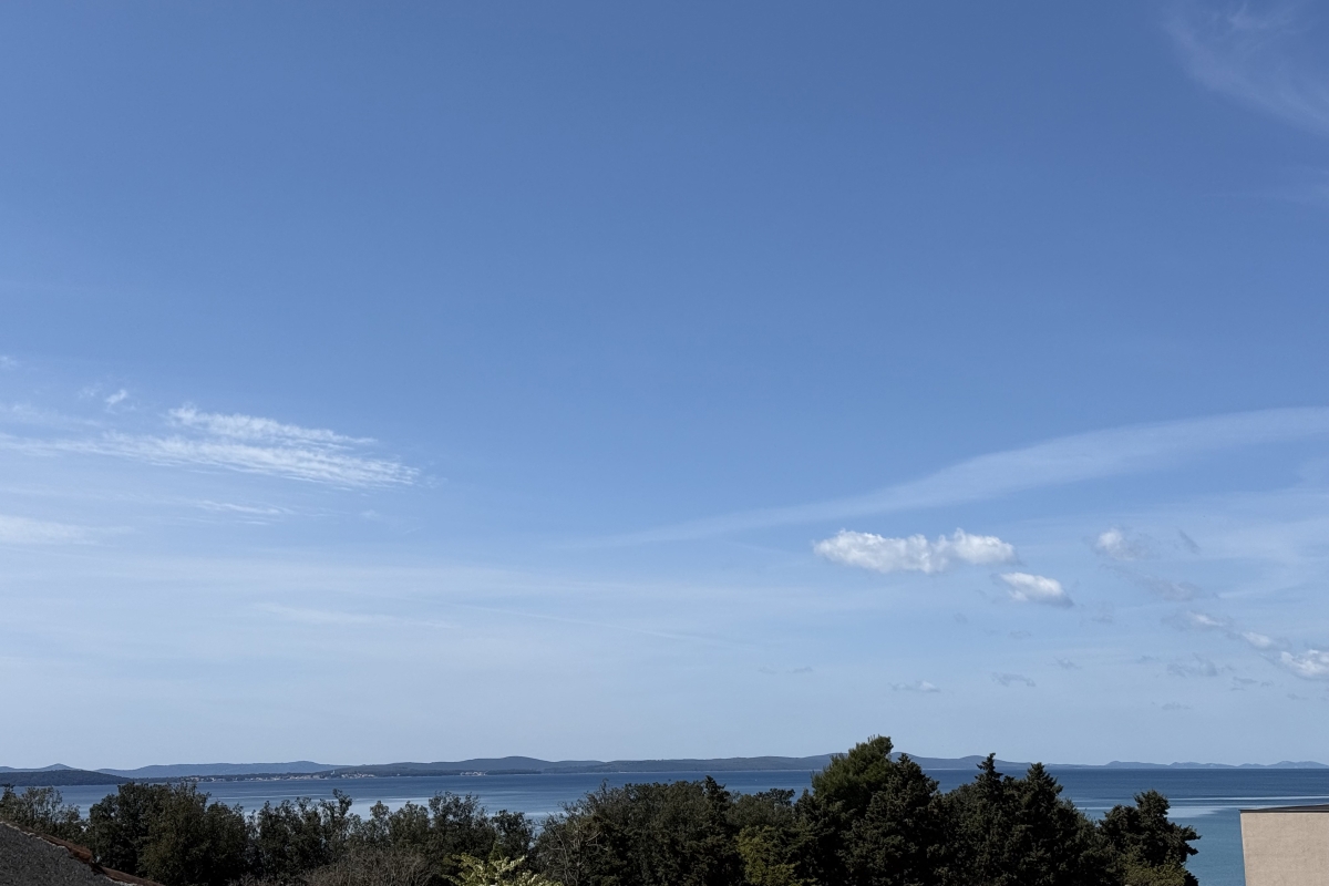 Moderno appartamento con vista mare parziale