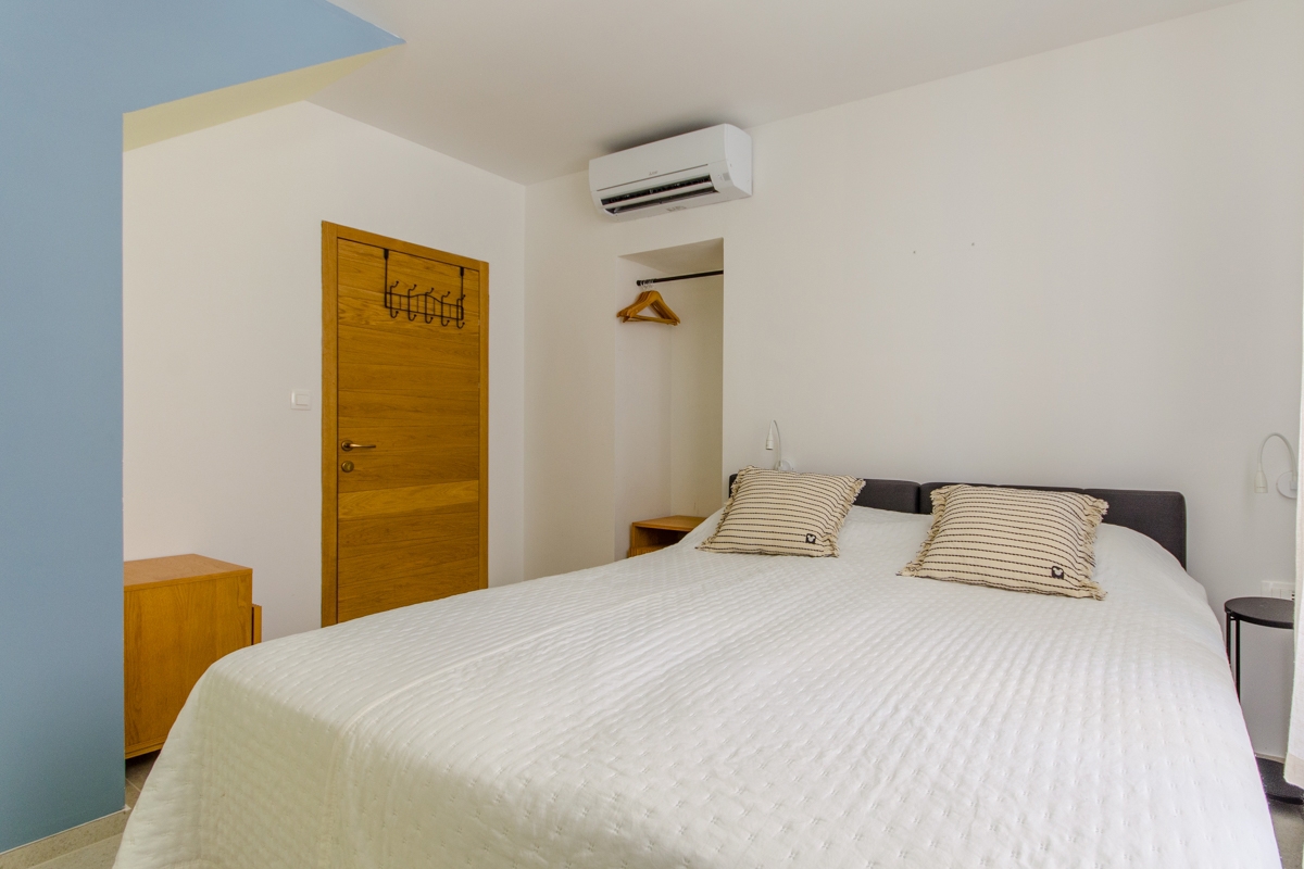 Autentica villa in pietra ristrutturata, in riva al mare