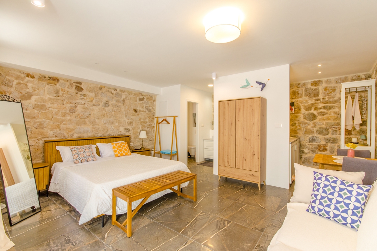 Autentica villa in pietra ristrutturata, in riva al mare