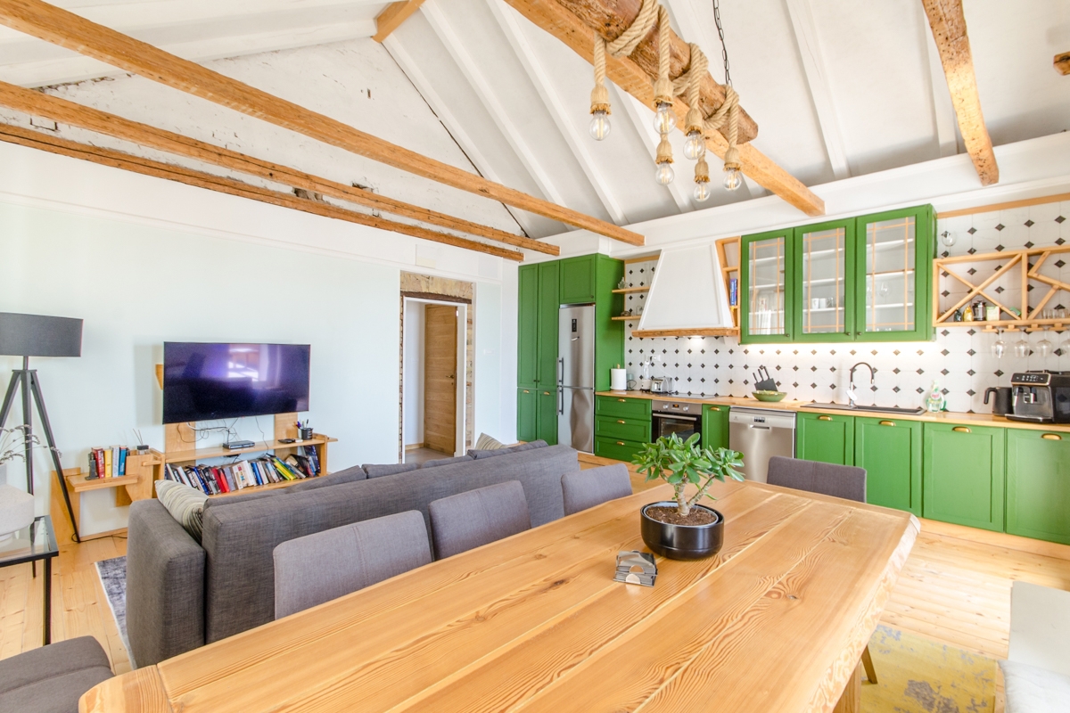 Autentica villa in pietra ristrutturata, in riva al mare