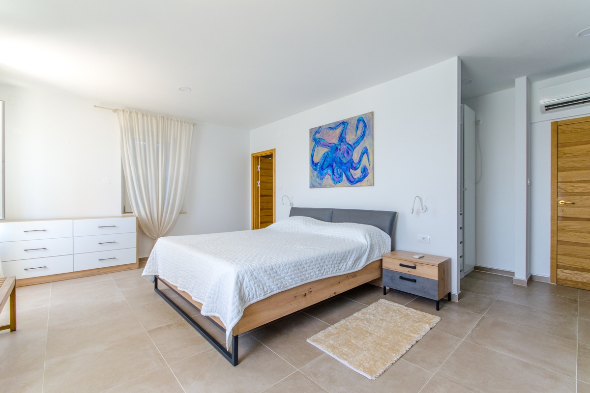 Autentica villa in pietra ristrutturata, in riva al mare