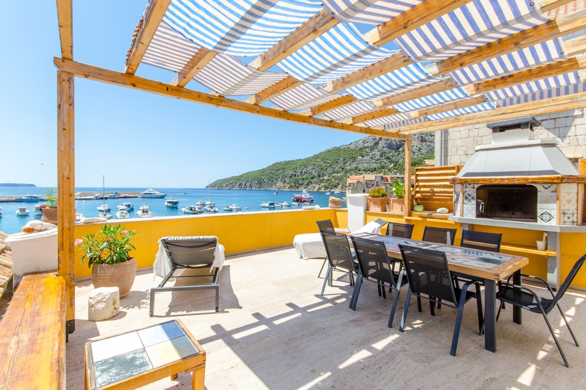 Autentica villa in pietra ristrutturata, in riva al mare