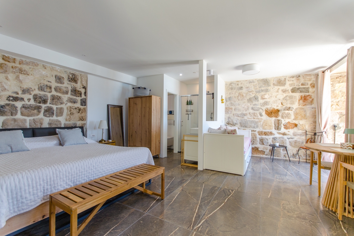 Autentica villa in pietra ristrutturata, in riva al mare