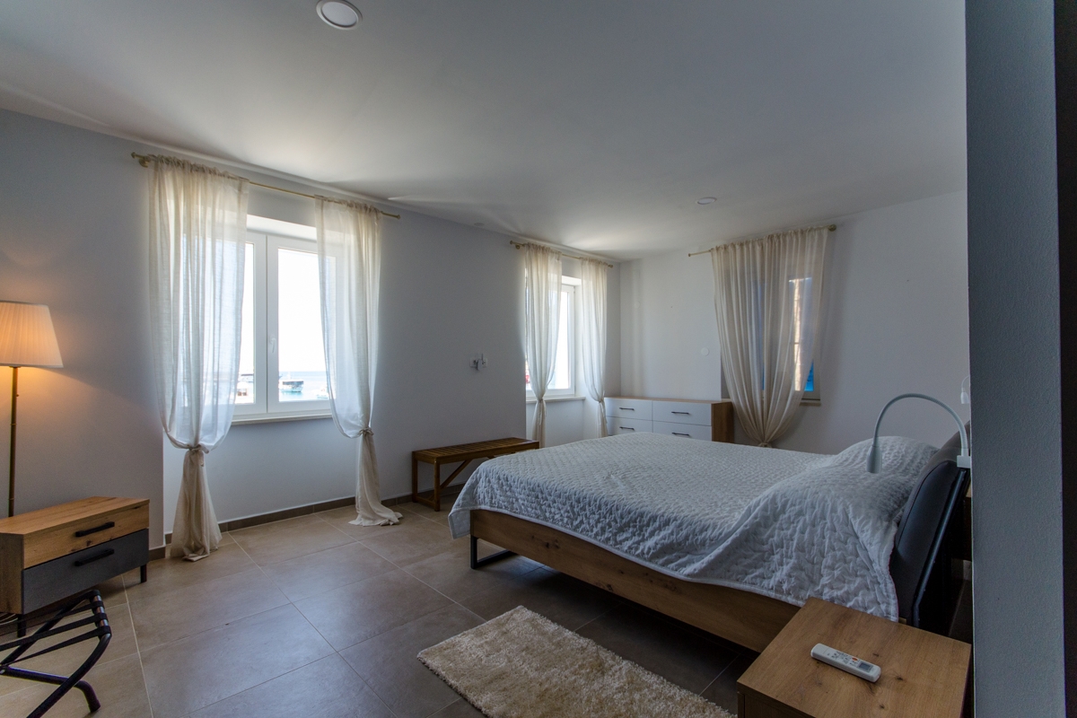 Autentica villa in pietra ristrutturata, in riva al mare