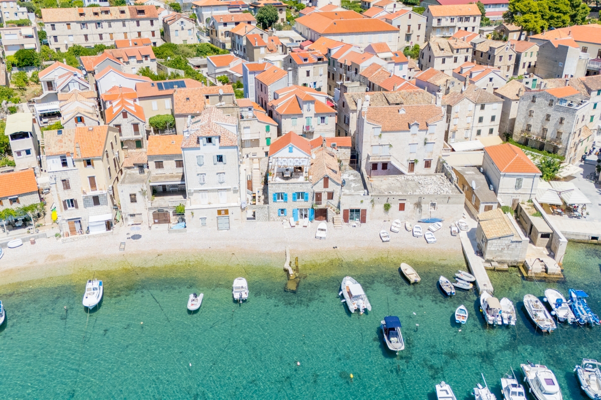 Autentica villa in pietra ristrutturata, in riva al mare