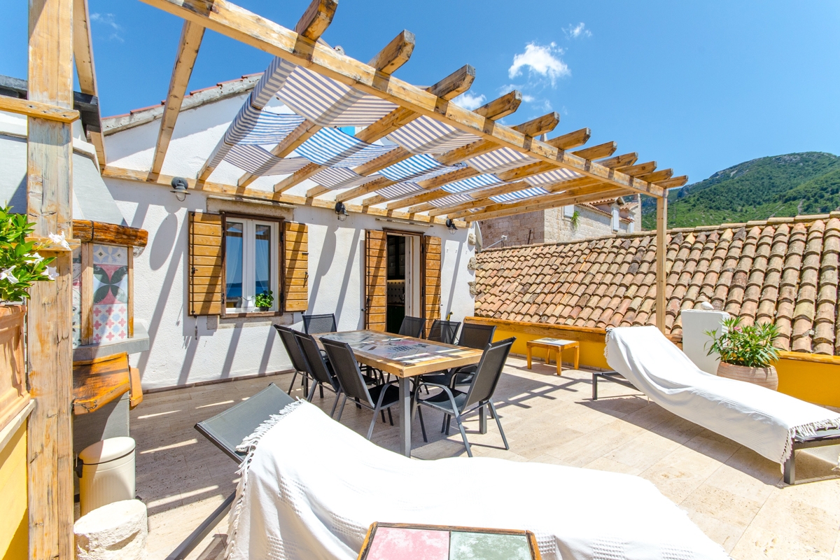 Autentica villa in pietra ristrutturata, in riva al mare