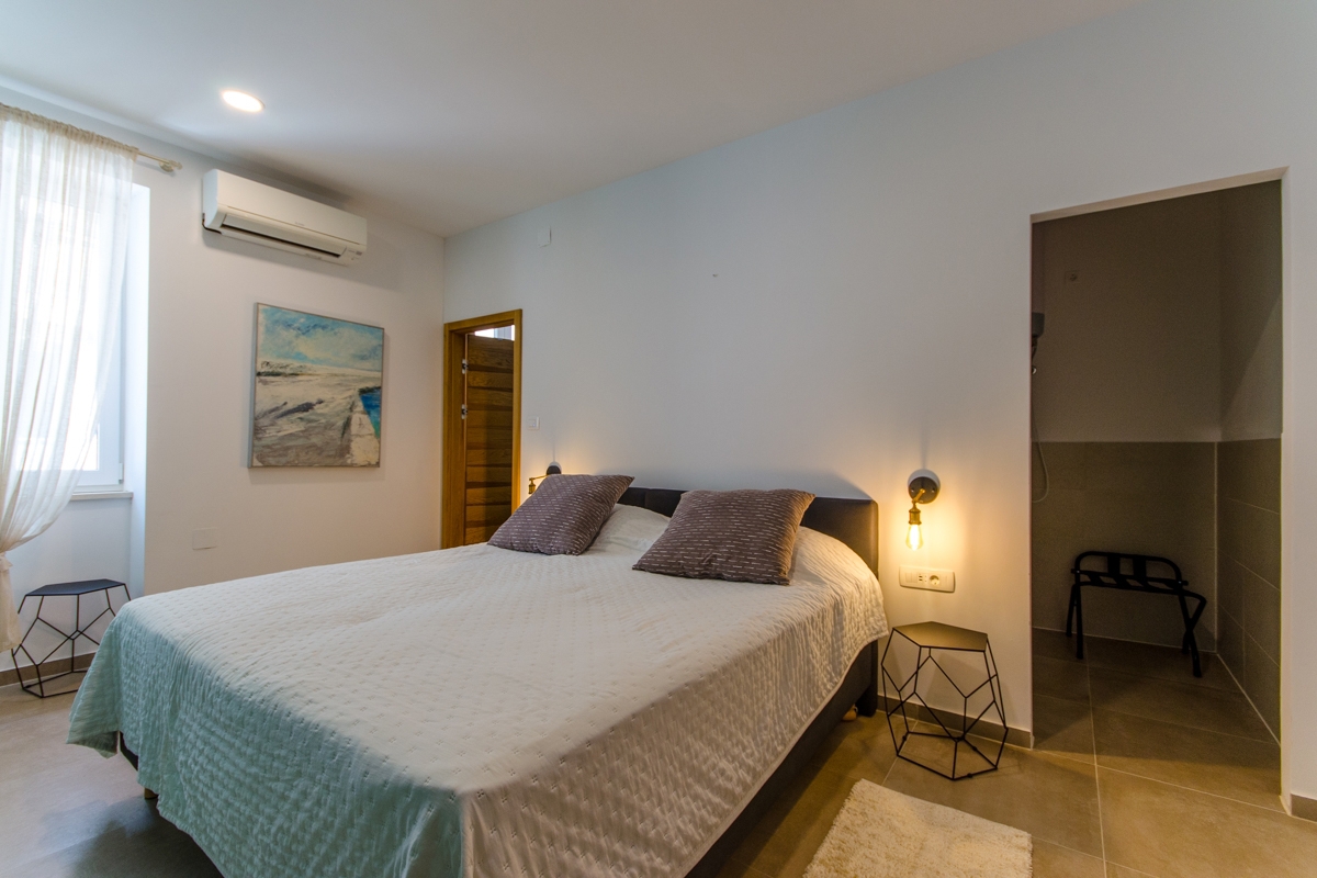 Autentica villa in pietra ristrutturata, in riva al mare