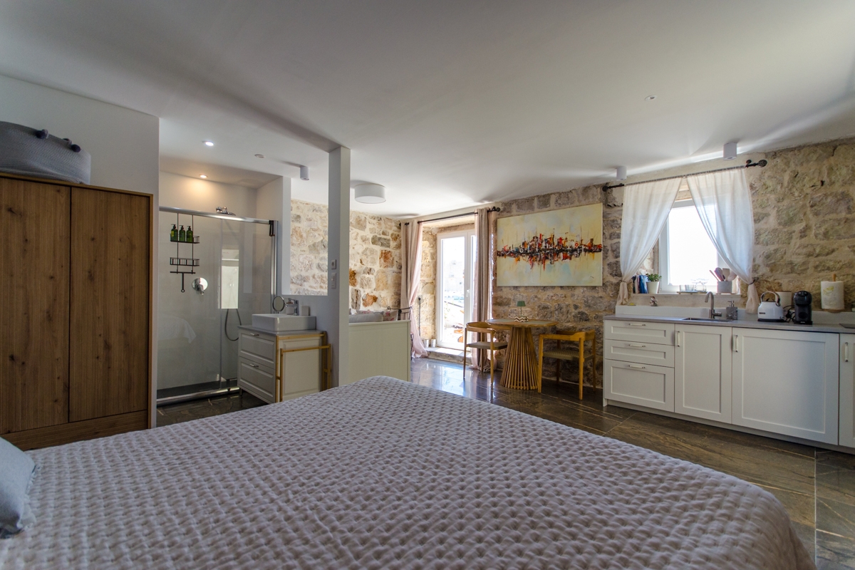 Autentica villa in pietra ristrutturata, in riva al mare