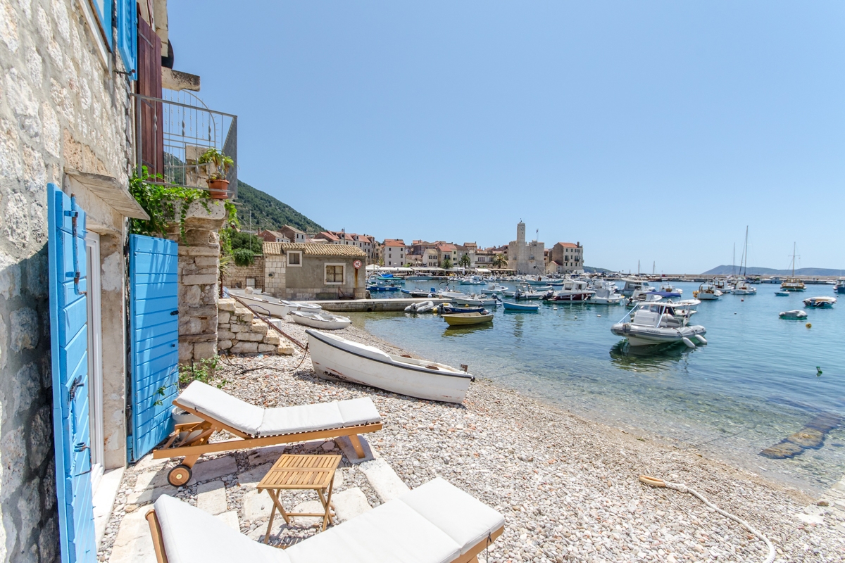 Autentica villa in pietra ristrutturata, in riva al mare