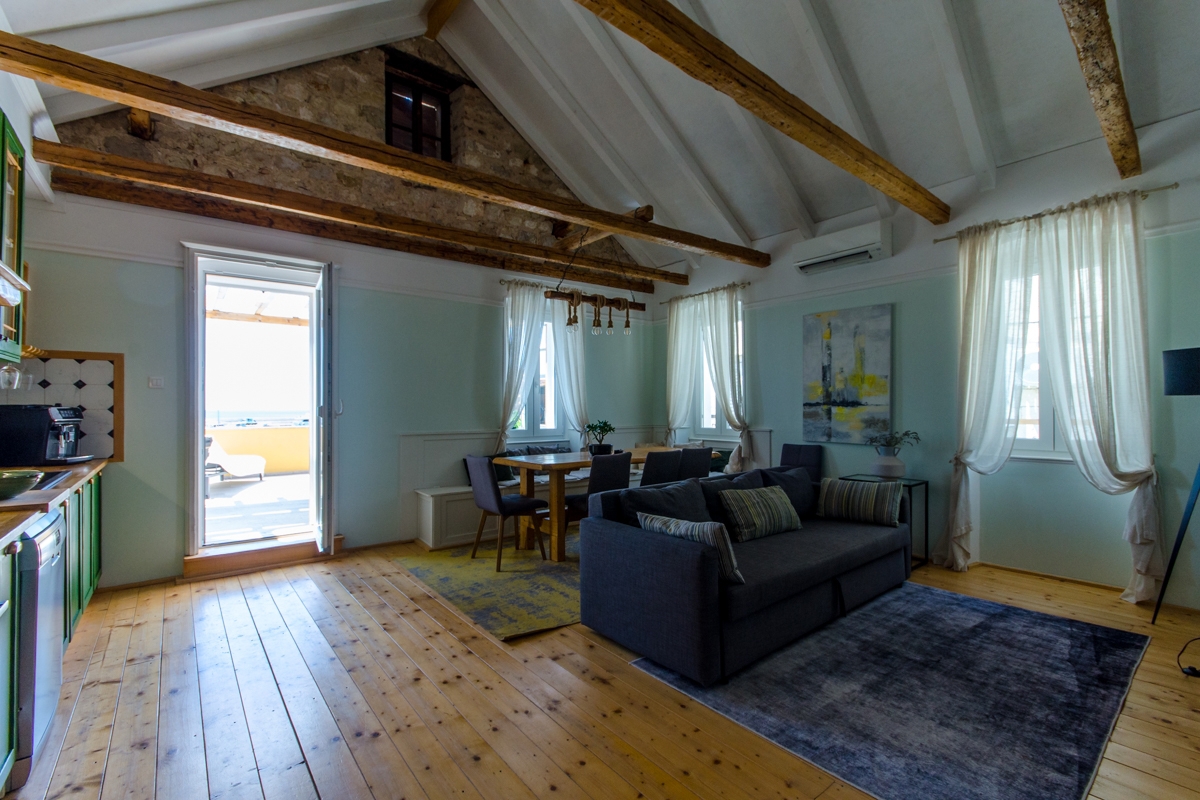 Autentica villa in pietra ristrutturata, in riva al mare