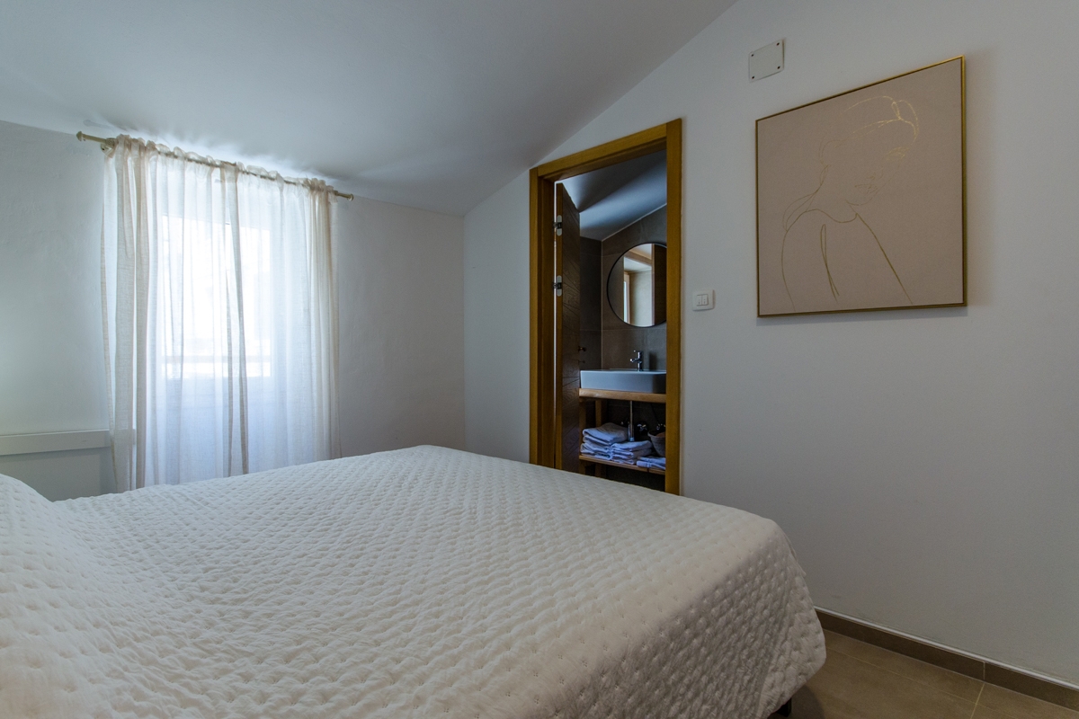 Autentica villa in pietra ristrutturata, in riva al mare