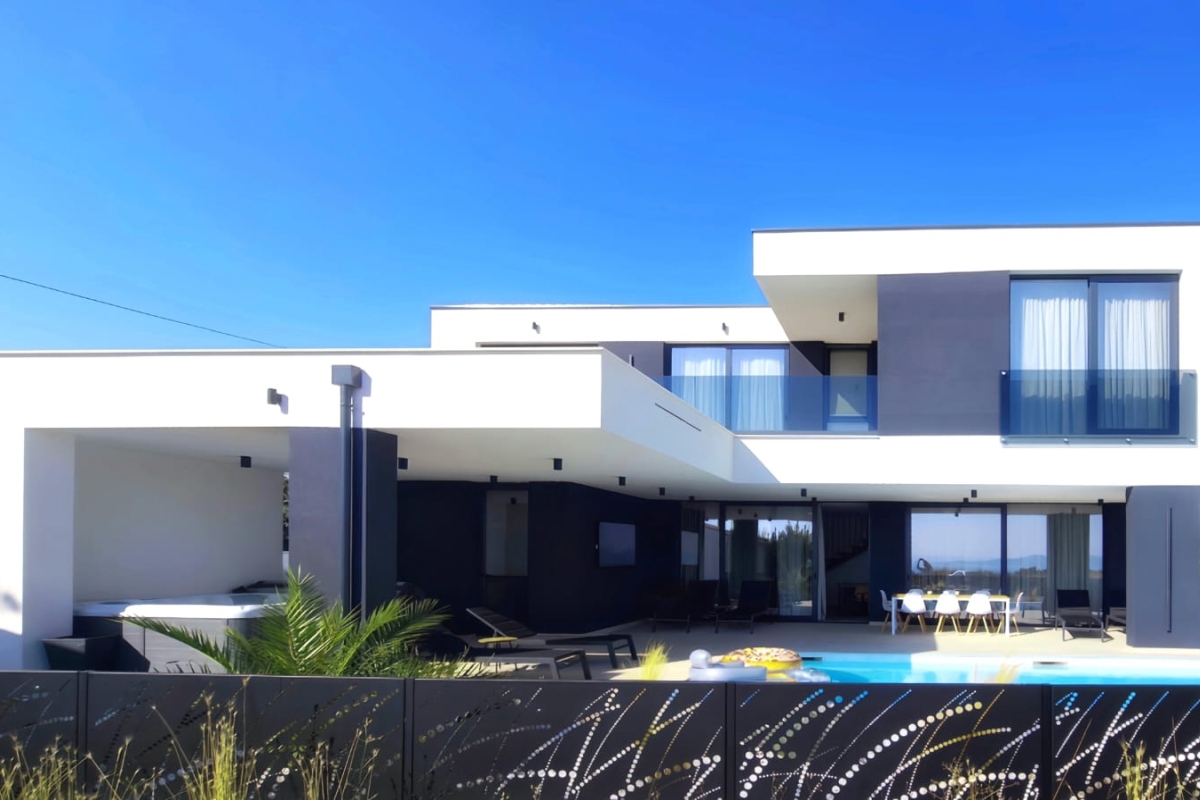 Villa moderna con vista mare