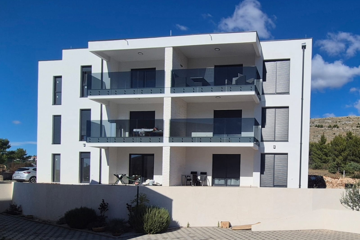 Appartamento con due camere da letto con giardino e parcheggio