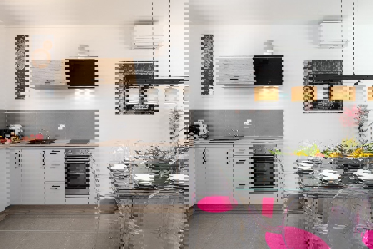 Moderna casa a schiera con piscina vicino al mare