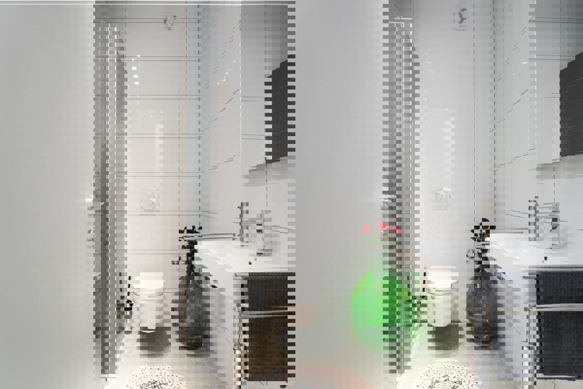 Moderna casa a schiera con piscina vicino al mare