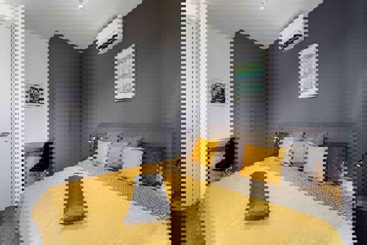 Moderna casa a schiera con piscina vicino al mare