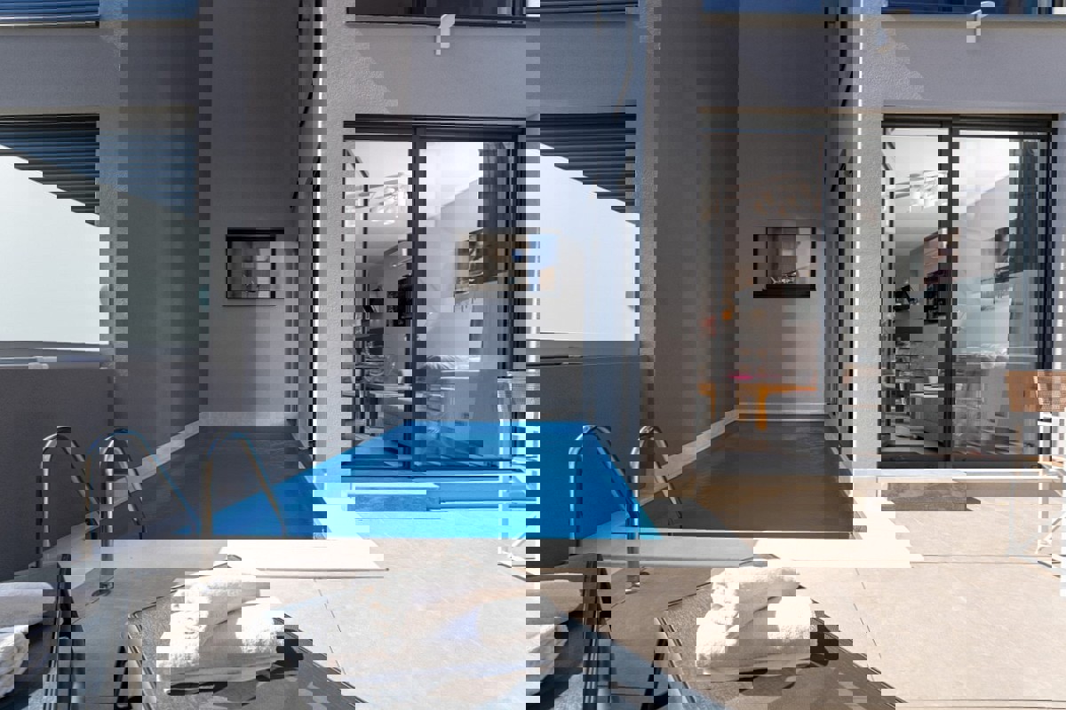 Moderna casa a schiera con piscina vicino al mare