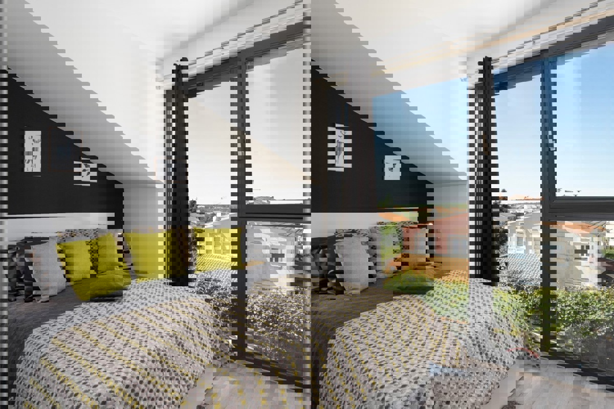 Moderna casa a schiera con piscina vicino al mare