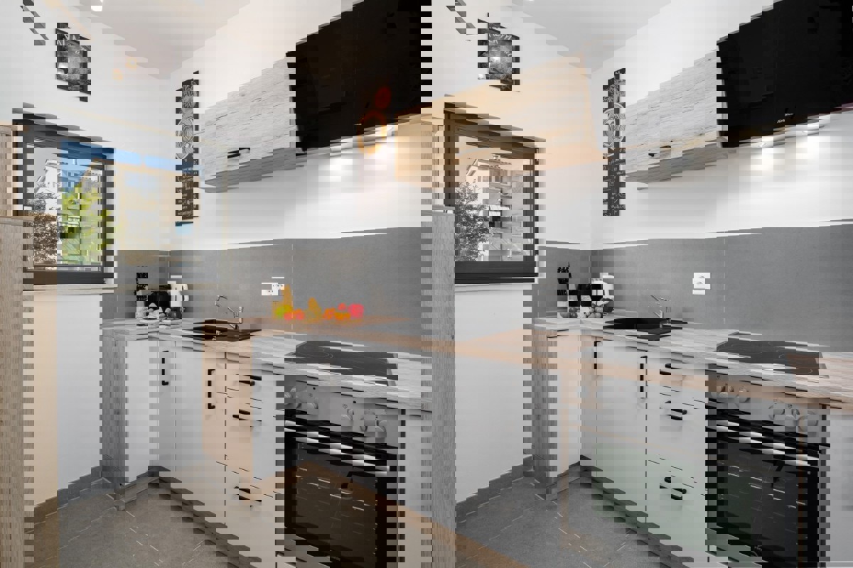 Moderna casa a schiera con piscina vicino al mare