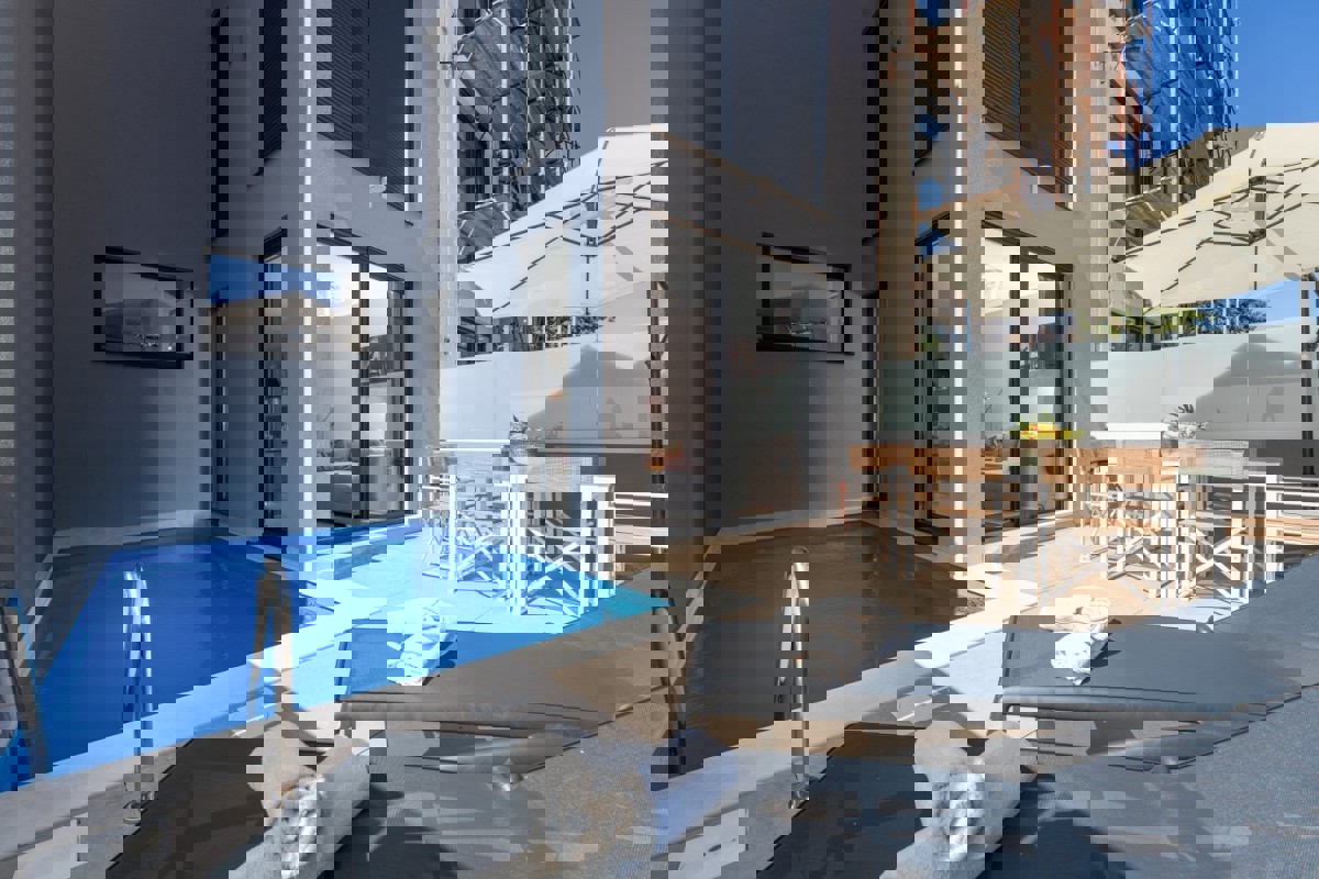 Moderna casa a schiera con piscina vicino al mare