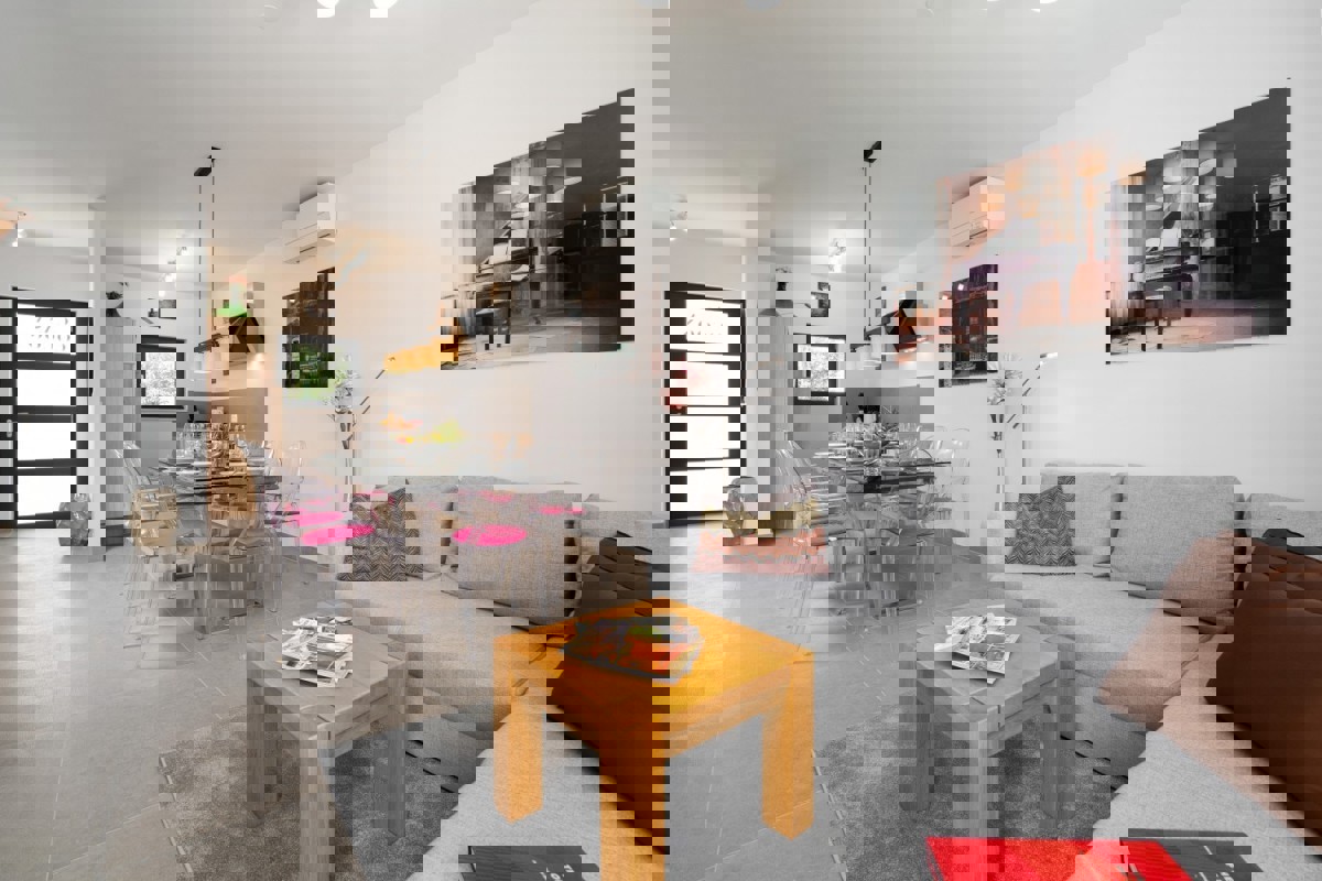 Moderna casa a schiera con piscina vicino al mare