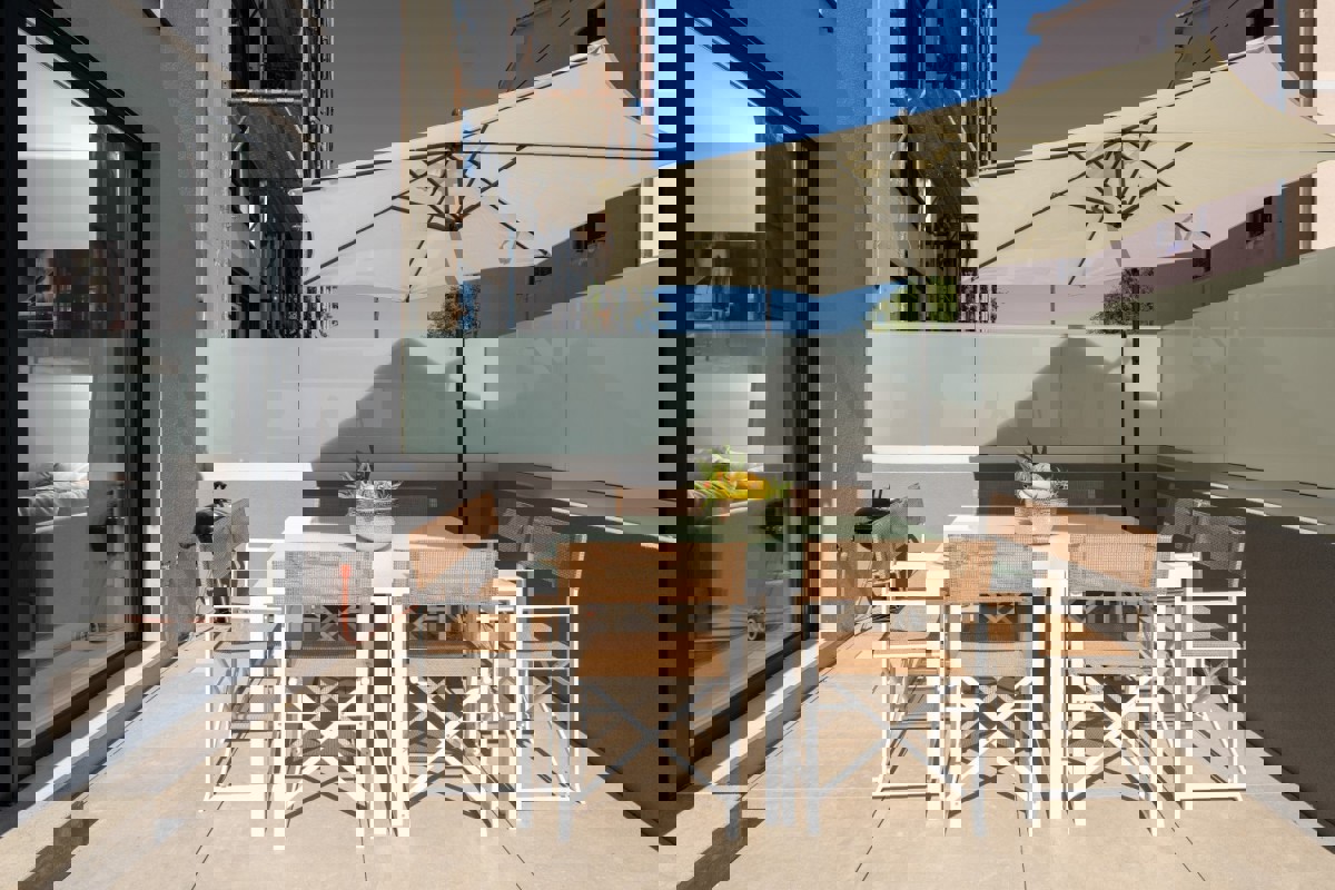 Moderna casa a schiera con piscina vicino al mare