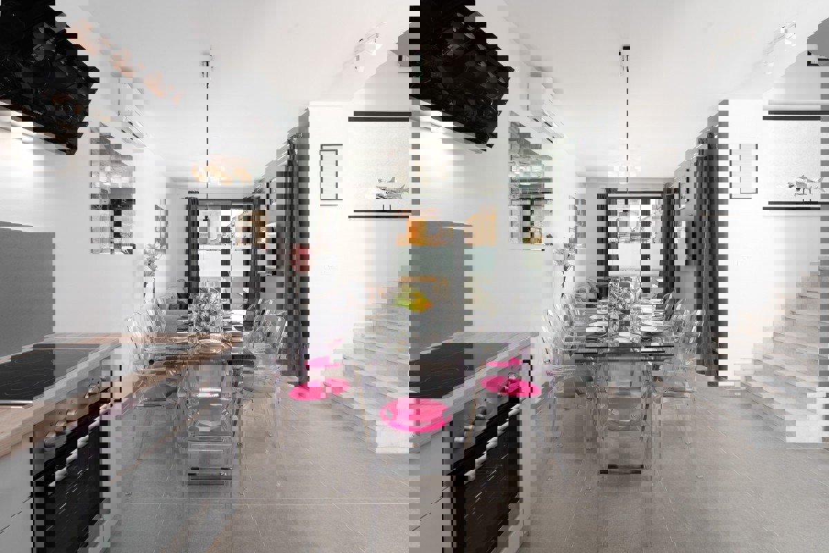 Moderna casa a schiera con piscina vicino al mare