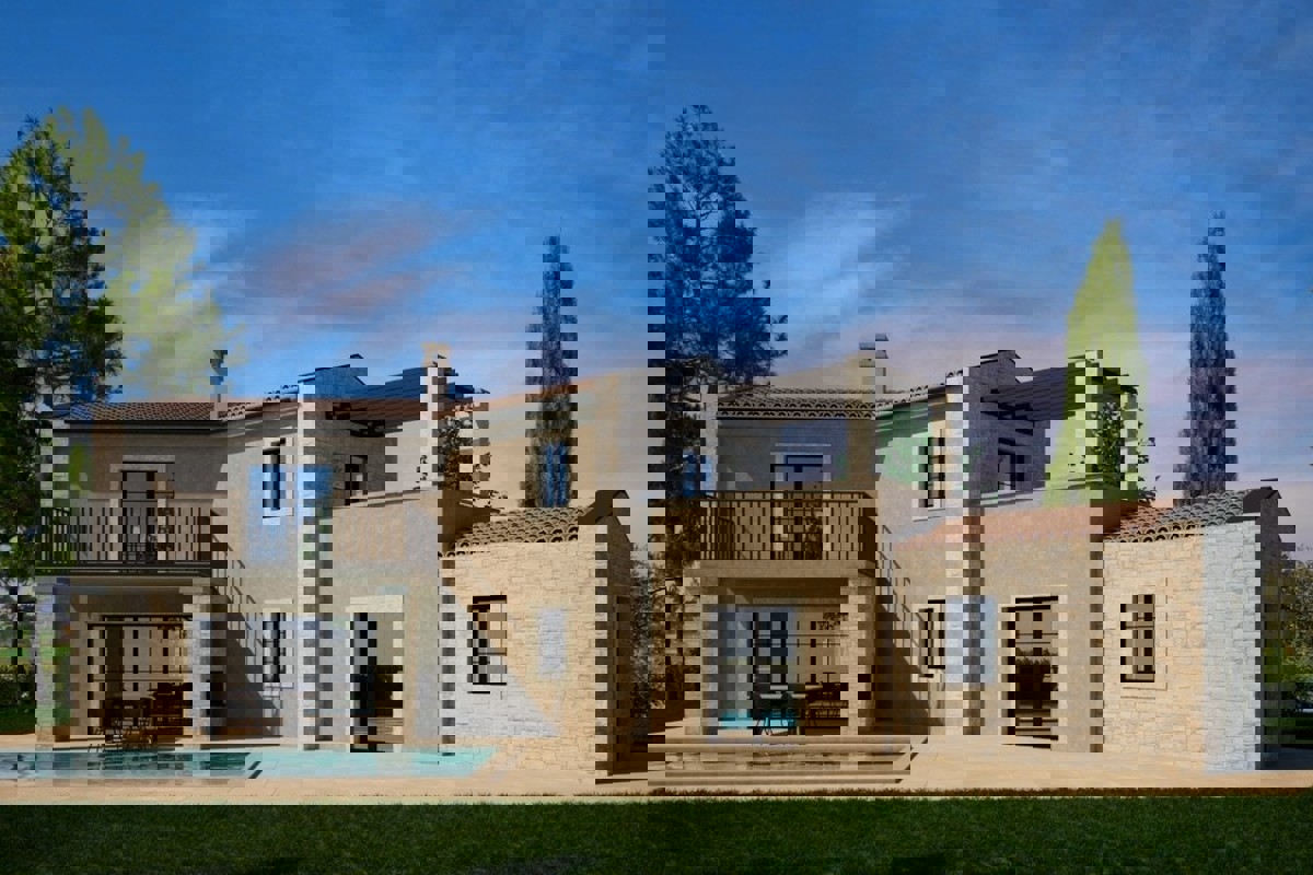 Villa moderna con piscina in posizione tranquilla