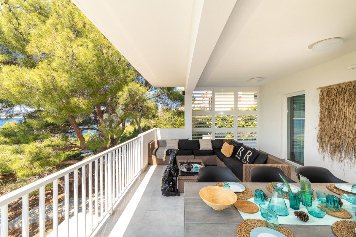 Villa mediterranea situata direttamente sul mare