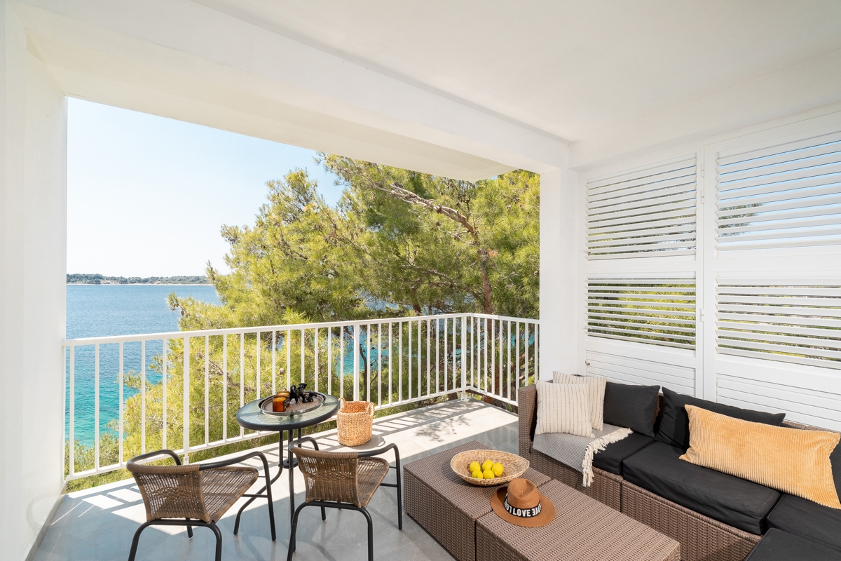 Villa mediterranea situata direttamente sul mare