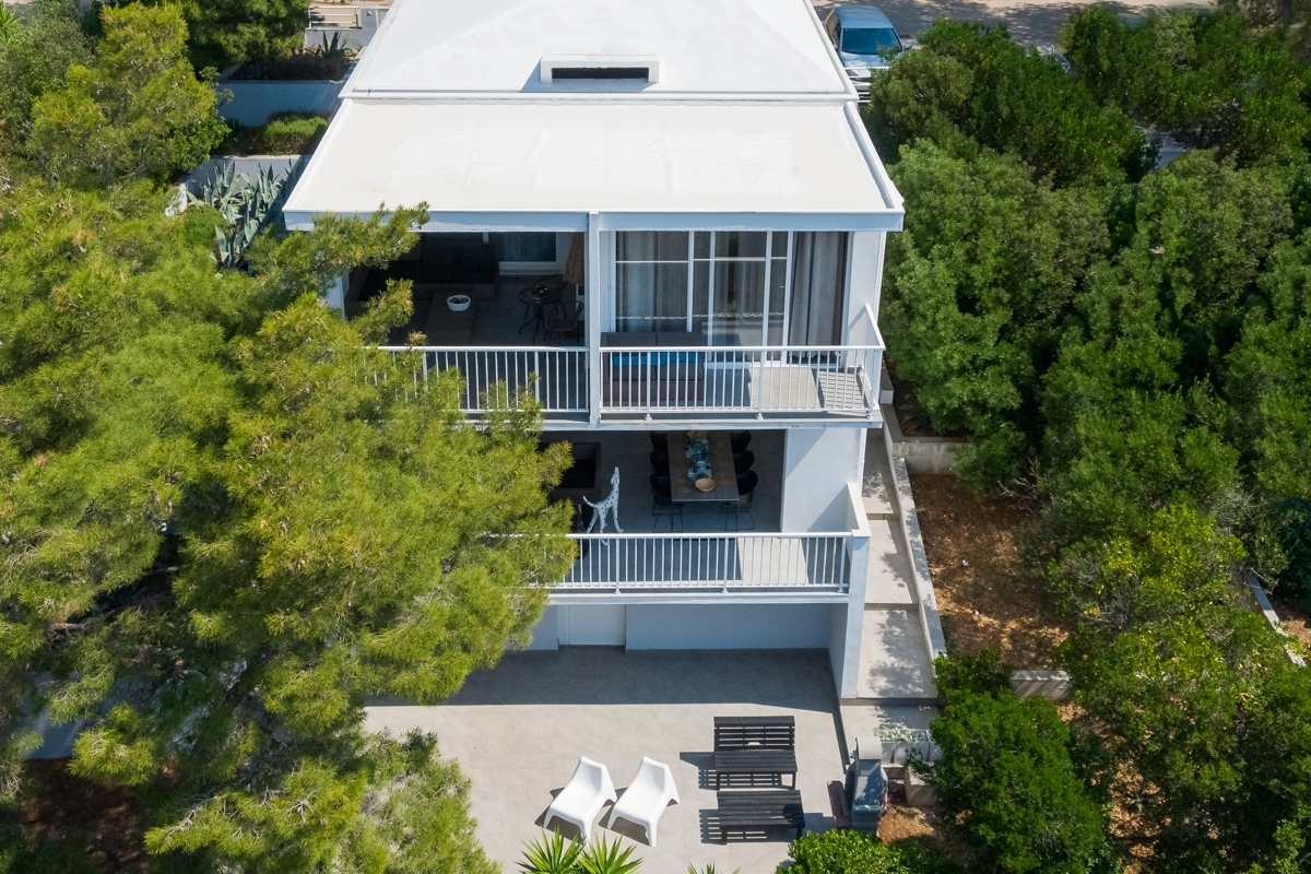 Villa mediterranea situata direttamente sul mare