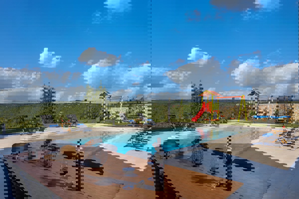 Villa con piscina immersa nella natura