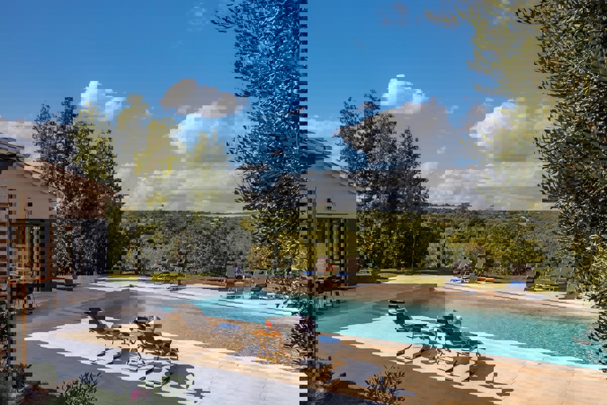 Villa con piscina immersa nella natura