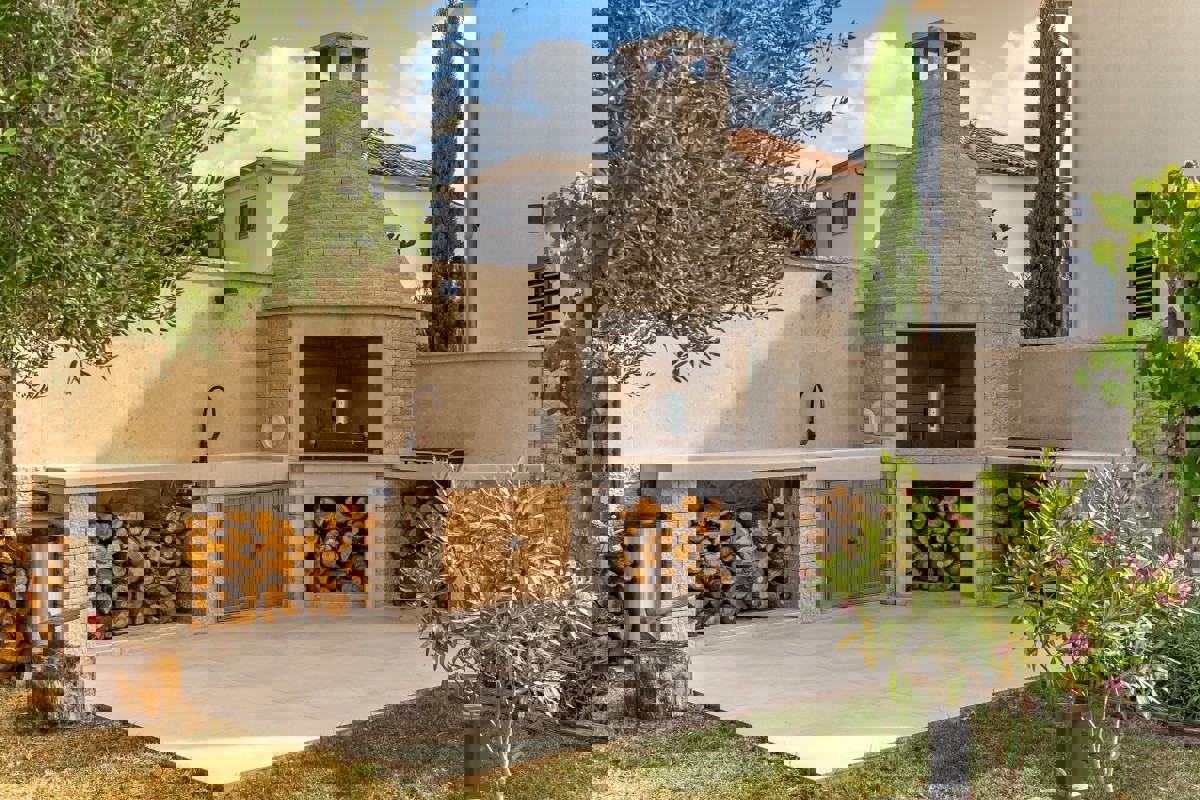 Villa con piscina immersa nella natura