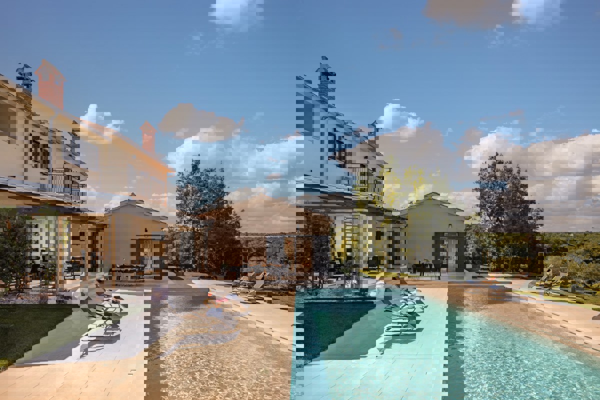 Villa con piscina immersa nella natura