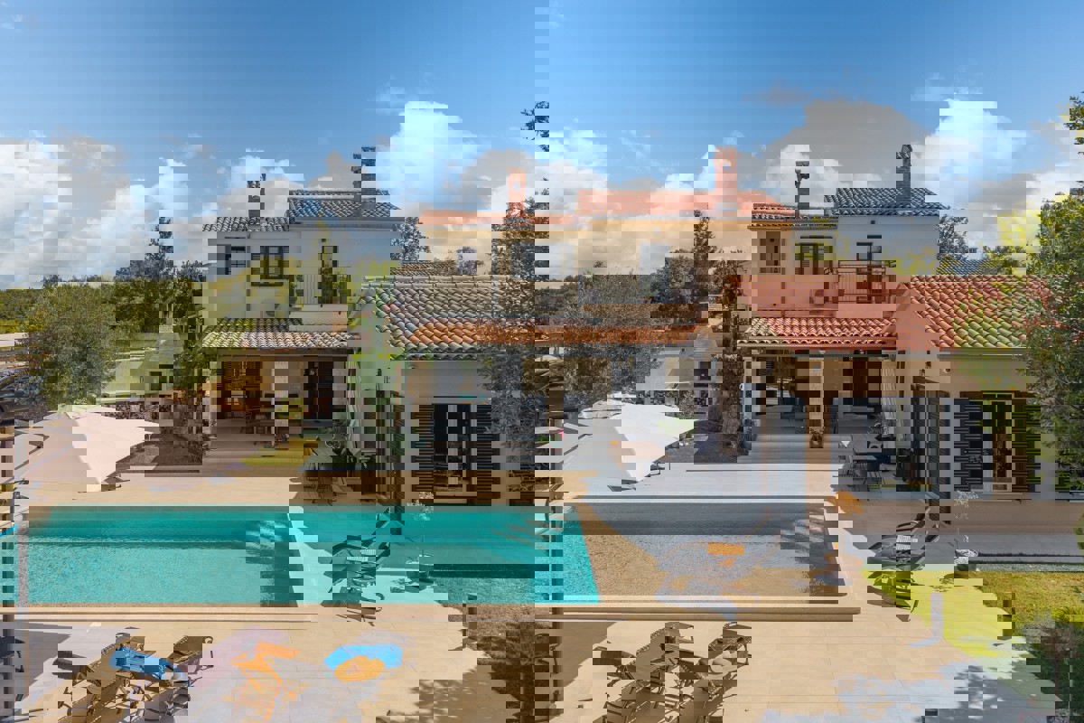 Villa con piscina immersa nella natura