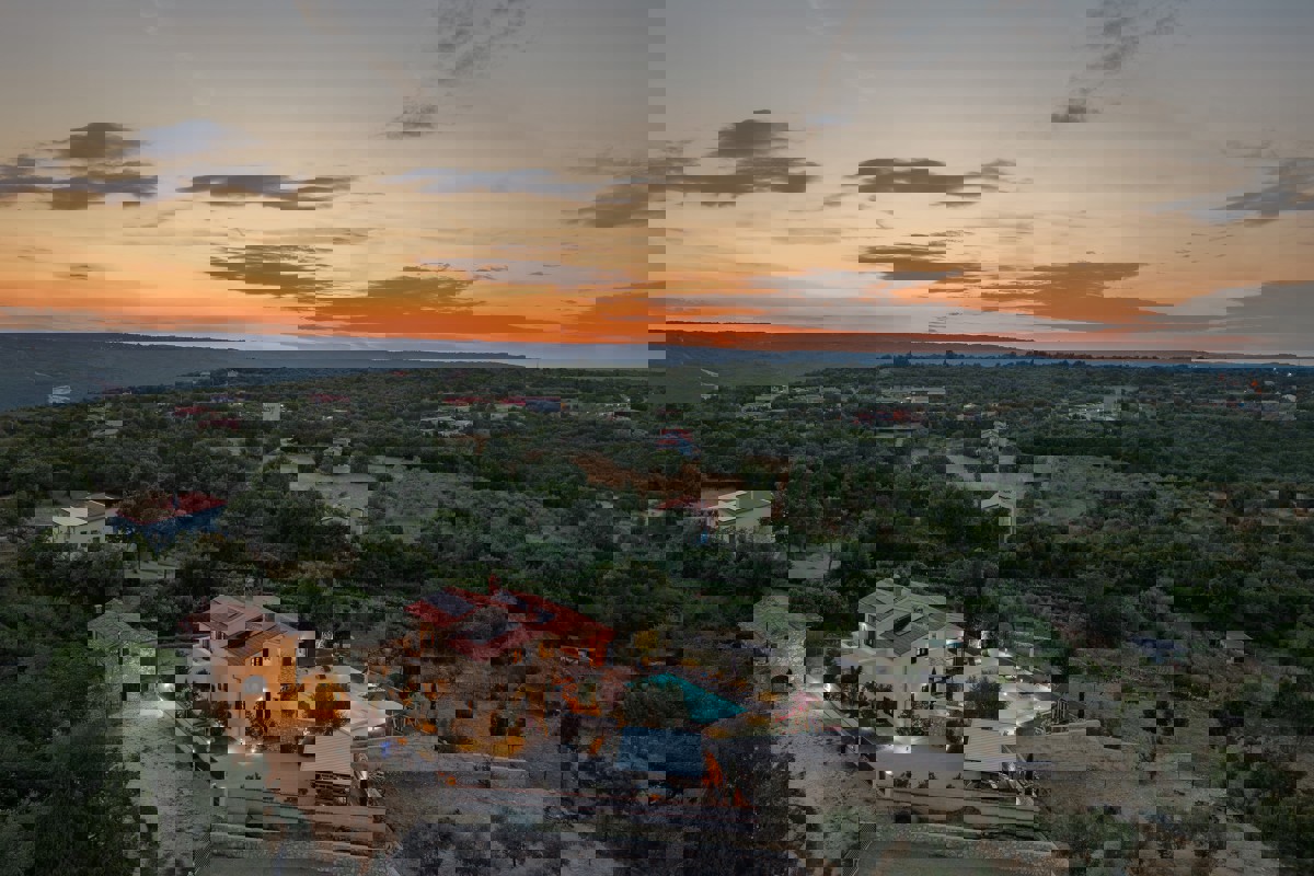 Villa con piscina immersa nella natura