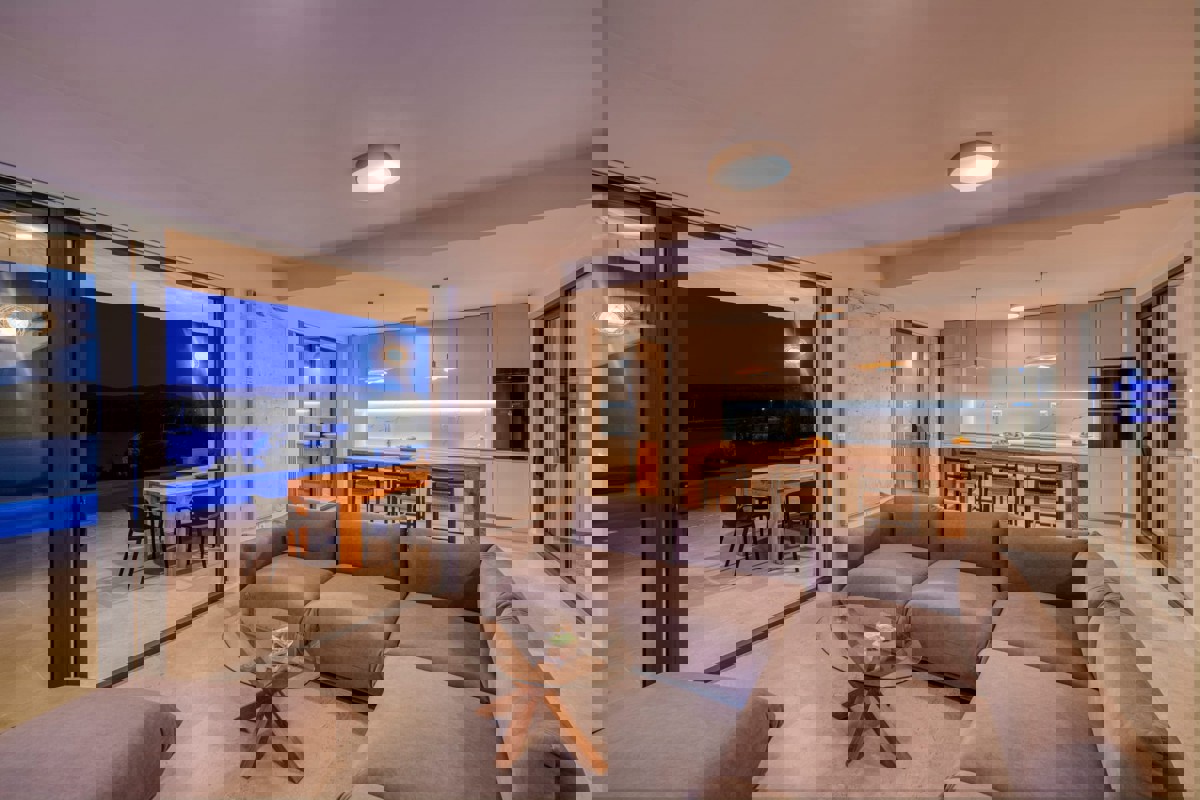 Villa moderna con piscina e vista mare