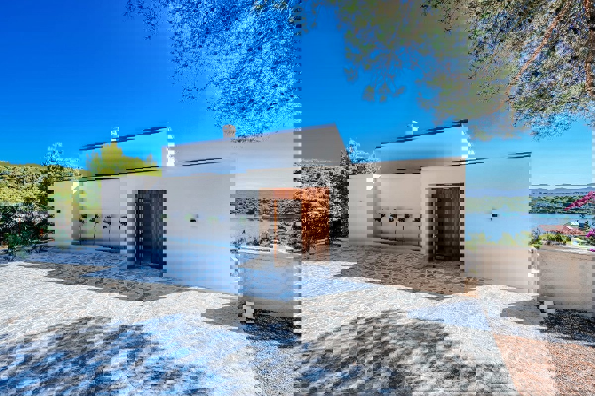 Villa moderna con piscina e vista mare