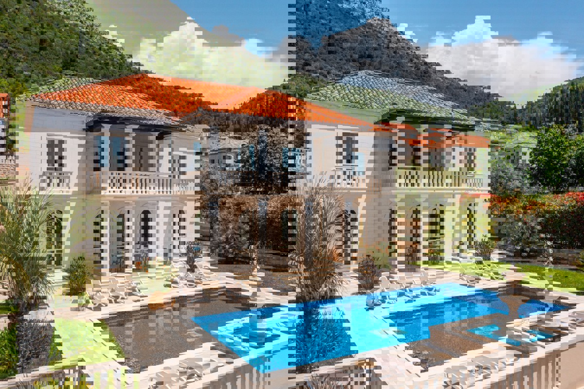 Esclusiva villa di design con vista panoramica sul mare