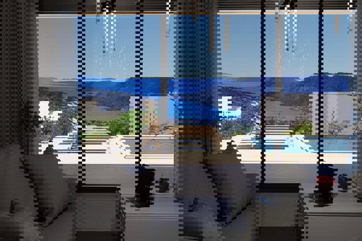 Villa moderna con vista mare