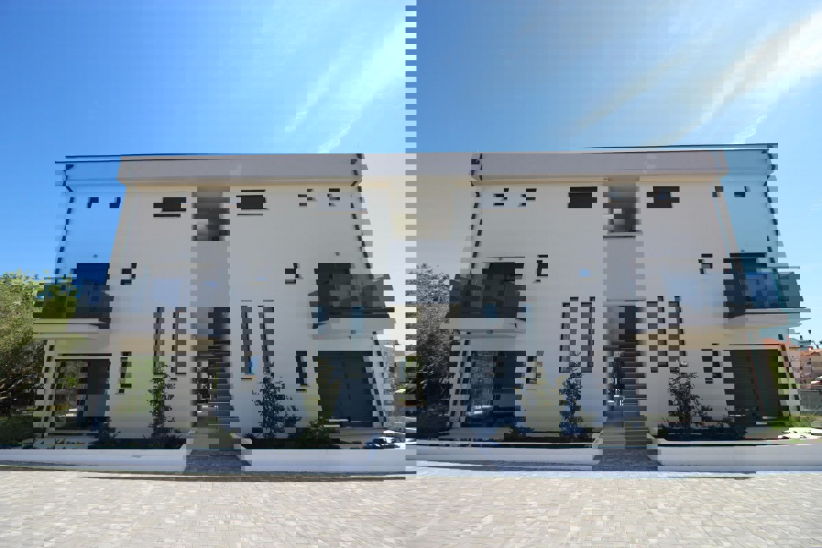 Appartamento duplex con piscina vicino al mare