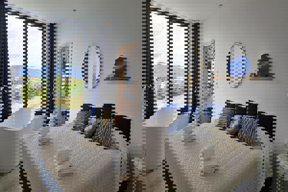 Villa moderna con piscina in posizione tranquilla