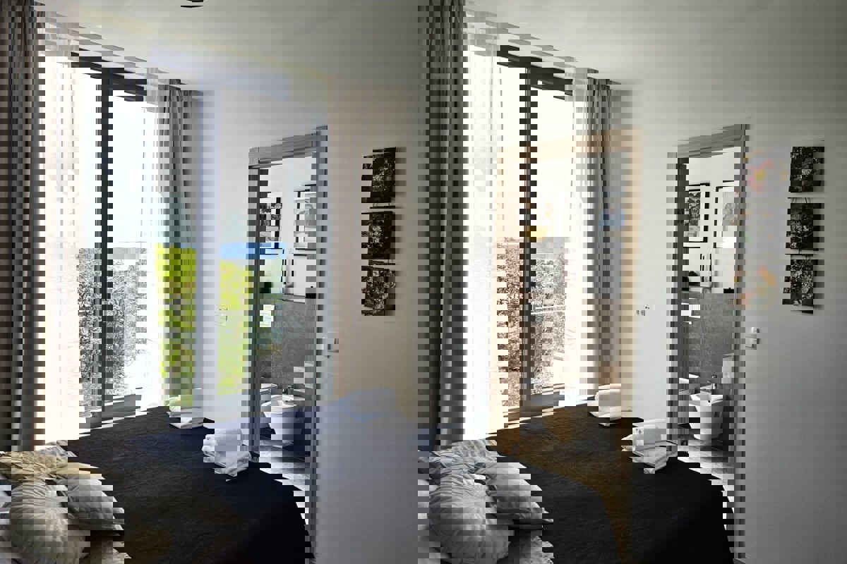 Villa moderna con piscina in posizione tranquilla